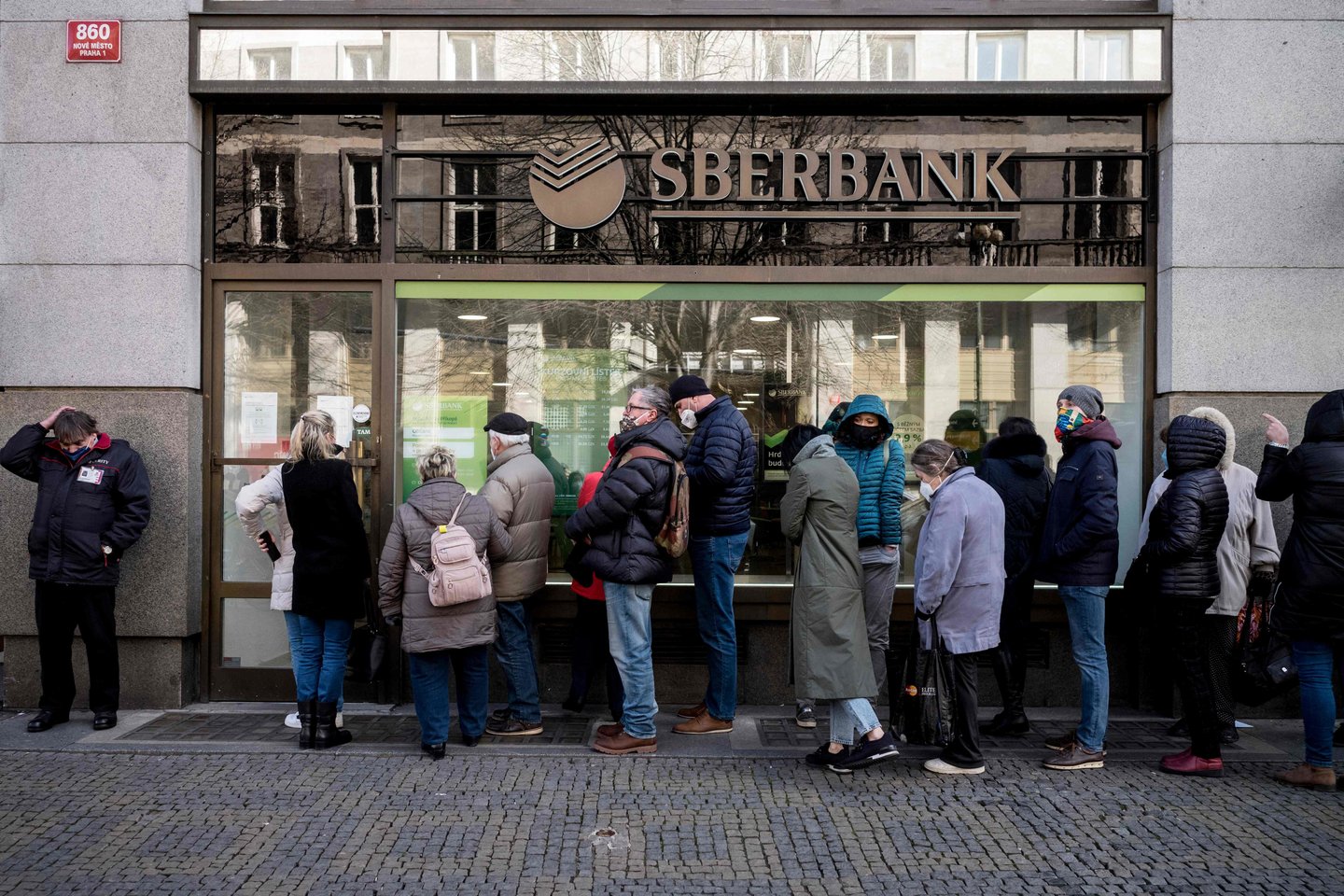 Rusijai Ukrainoje pradėjus karą, prie bankomatų nusidriekė eilės. <br> AFP/Scanpix nuotr.