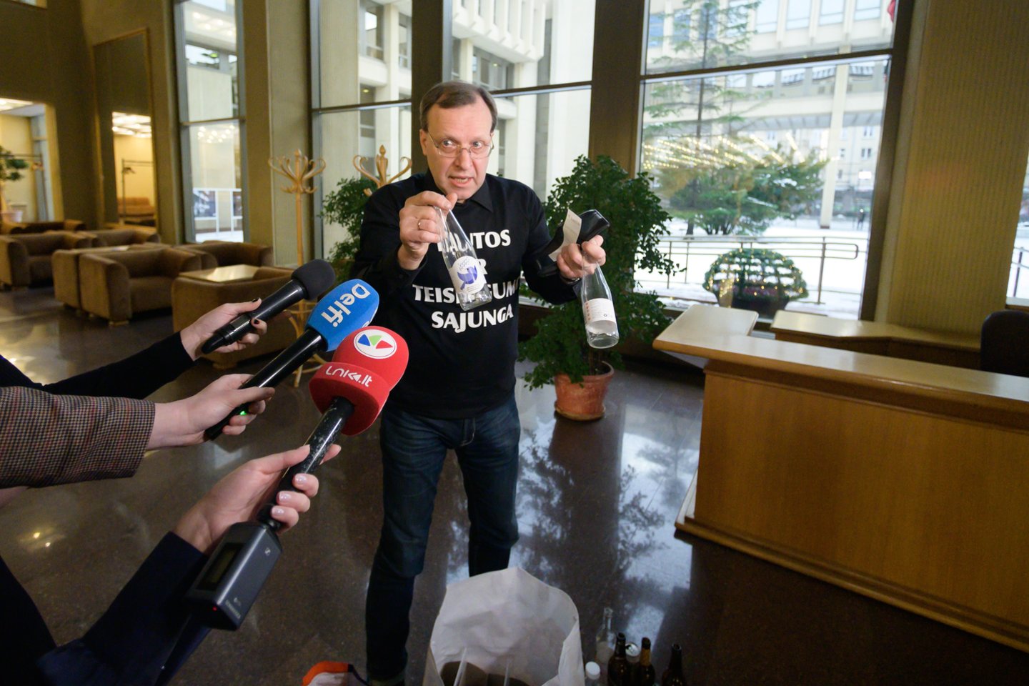 N.Puteikis butelius, kurių nepriėmė taromatas buvo atsinešęs ir į Seimą.<br>V.Skaraičio nuotr.
