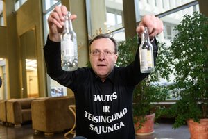 Naglis Puteikis atsikratė prekės kodų klastotojo etiketės – byla jam nutraukta