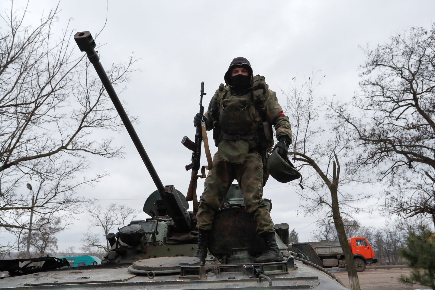 Viešas Europos Sąjungos (ES) valstybių pažadas siųsti Ukrainai naikintuvus pirmadienį subliuško, NATO ir Lenkijos vadovams netikėtai pareiškus, kad toks žingsnis būtų laikomas „kariniu kišimusi“.<br>Reuters/Scanpix nuotr.