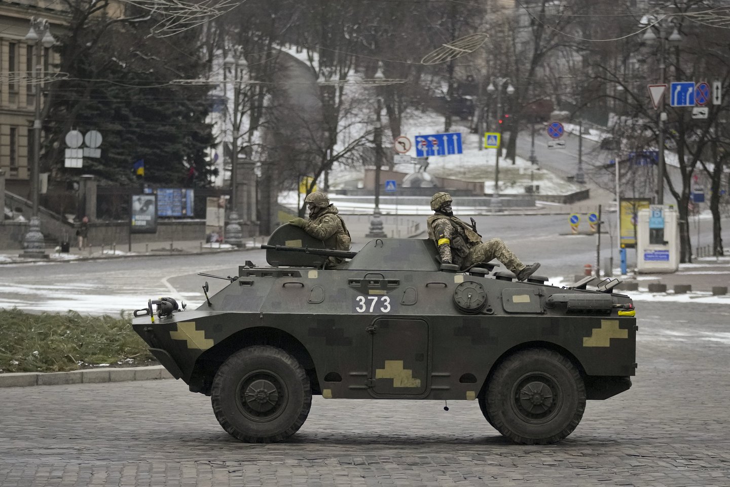 Viešas Europos Sąjungos (ES) valstybių pažadas siųsti Ukrainai naikintuvus pirmadienį subliuško, NATO ir Lenkijos vadovams netikėtai pareiškus, kad toks žingsnis būtų laikomas „kariniu kišimusi“.<br>AP/Scanpix nuotr.