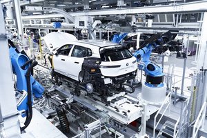 Karas Ukrainoje atsiliepė ir BMW bei „Mini“: bendrovė priversta stabdyti automobilių gamybą kai kuriose Europos šalyse