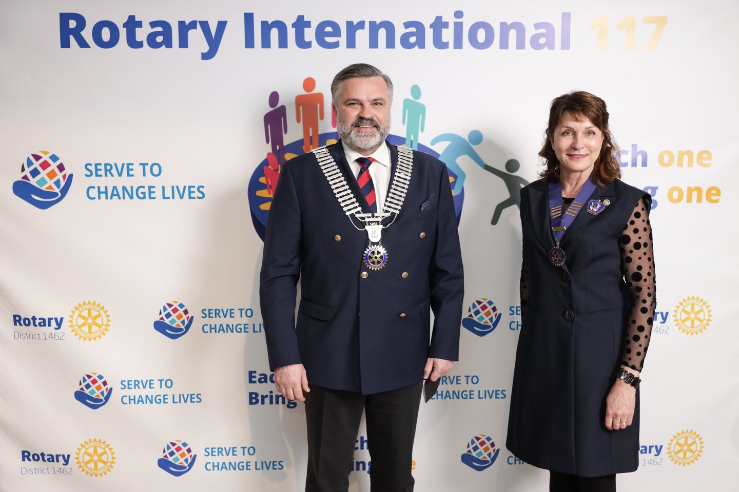 Rotary moterų klubo "Karalienė Luizė" prezidentė V.Burkšienė ir apygardos valdytojas E.Vaineikis. <br>V.Kirklio nuotr. 