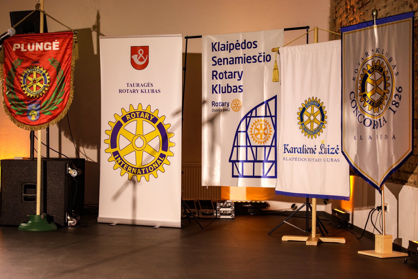 Rotariečių vėliavos.<br>V.Kirklio nuotr. 
