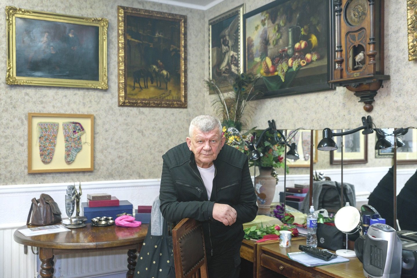 Klaipėdos Pilies teatro režisierius A.Vizgirda sukaupė turtingą paveikslų kolekciją, daug jų yra padovanojęs.<br>A.Kubaičio nuotr.