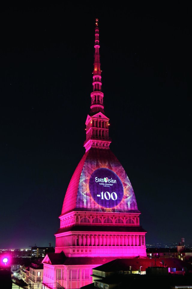 Likus 100 dienų iki konkurso įžiebtas miesto simbolio „Mole Antonelliana“ bokšto kupolas.
