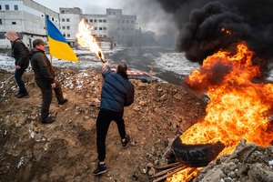 Gydytis į Kijevą nuvykęs lietuvis namo nebeišvyko – budi poste, gamina Molotovo kokteilius