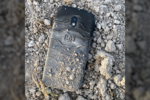 Ukrainos kariams „Bitė“ suteikia karo sąlygoms tinkamų, itin atsparių telefonų