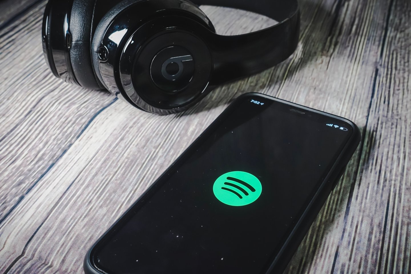  Muzikos transliavimo internetu milžinė „Spotify“ trečiadienį paskelbė uždariusi savo biurą Rusijoje ir pašalinusi iš savo platformos šios šalies valdžios institucijų propaguojamą turinį.<br> 123rf nuotr.