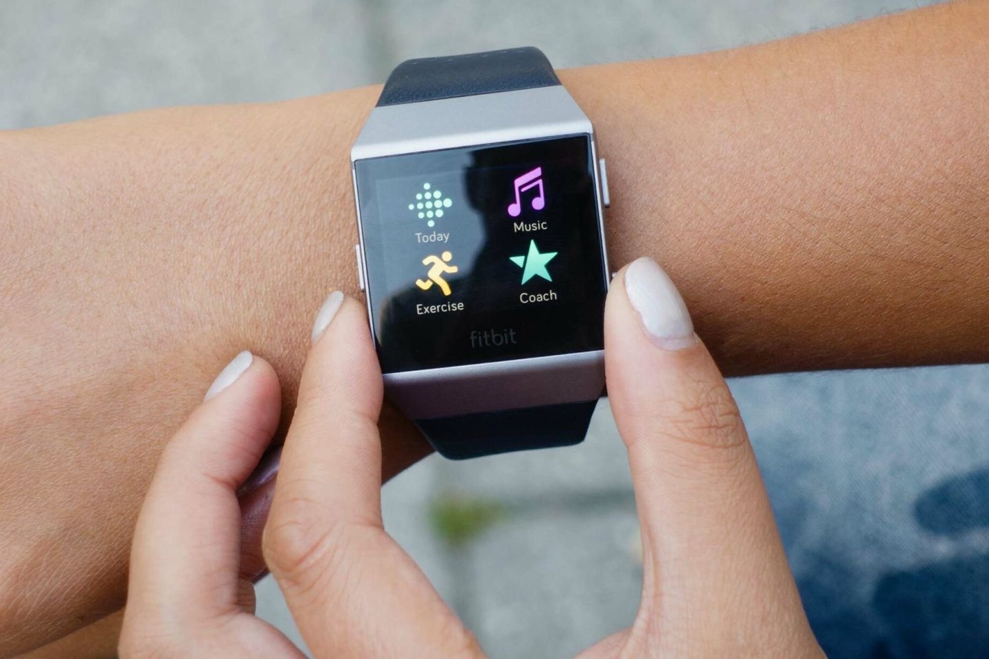  Fizinio aktyvumo apyrankių ir išmaniųjų laikrodžių gamintoja „Fitbit“ trečiadienį atšaukė 1,7 mln. savo išmaniųjų laikrodžių „Ionic“ -dėl pavojaus, kad įrenginių baterijos gali perkaisti ir nudeginti.