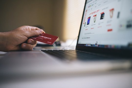 32-jų vilniečio, neteisėtai atidariusio 24 elektroninių pinigų sąskaitas, laukia nuosprendis