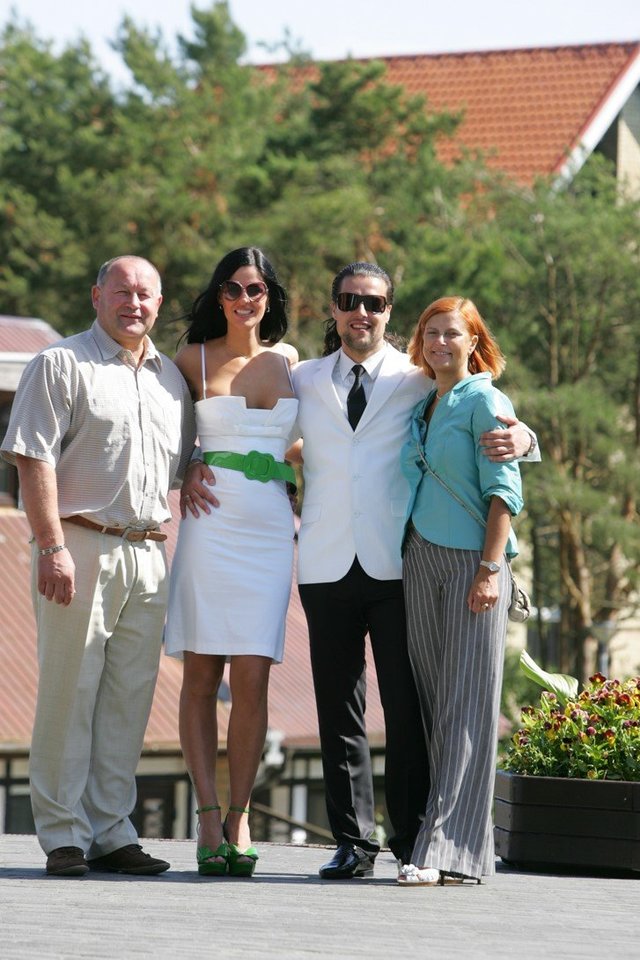  V.Novickis su žmona Vita, su sūnumi Tomu ir jo išrinktąja Sigita.<br> A.Pliadžio ir asmeninio archyvo nuotr.