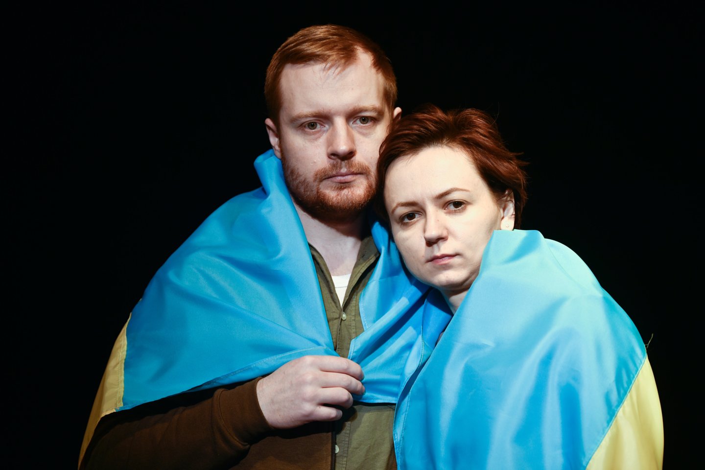 Panevėžyje gyvenantys dailininkai O.Rosol ir A.Sergijenka prisipažino, kad negalėdami suvaldyti pykčio dėl Ukrainą niokojančio karo ėmė kur kas dažniau rusiškai keiktis.<br> V.Ščiavinsko nuotr.