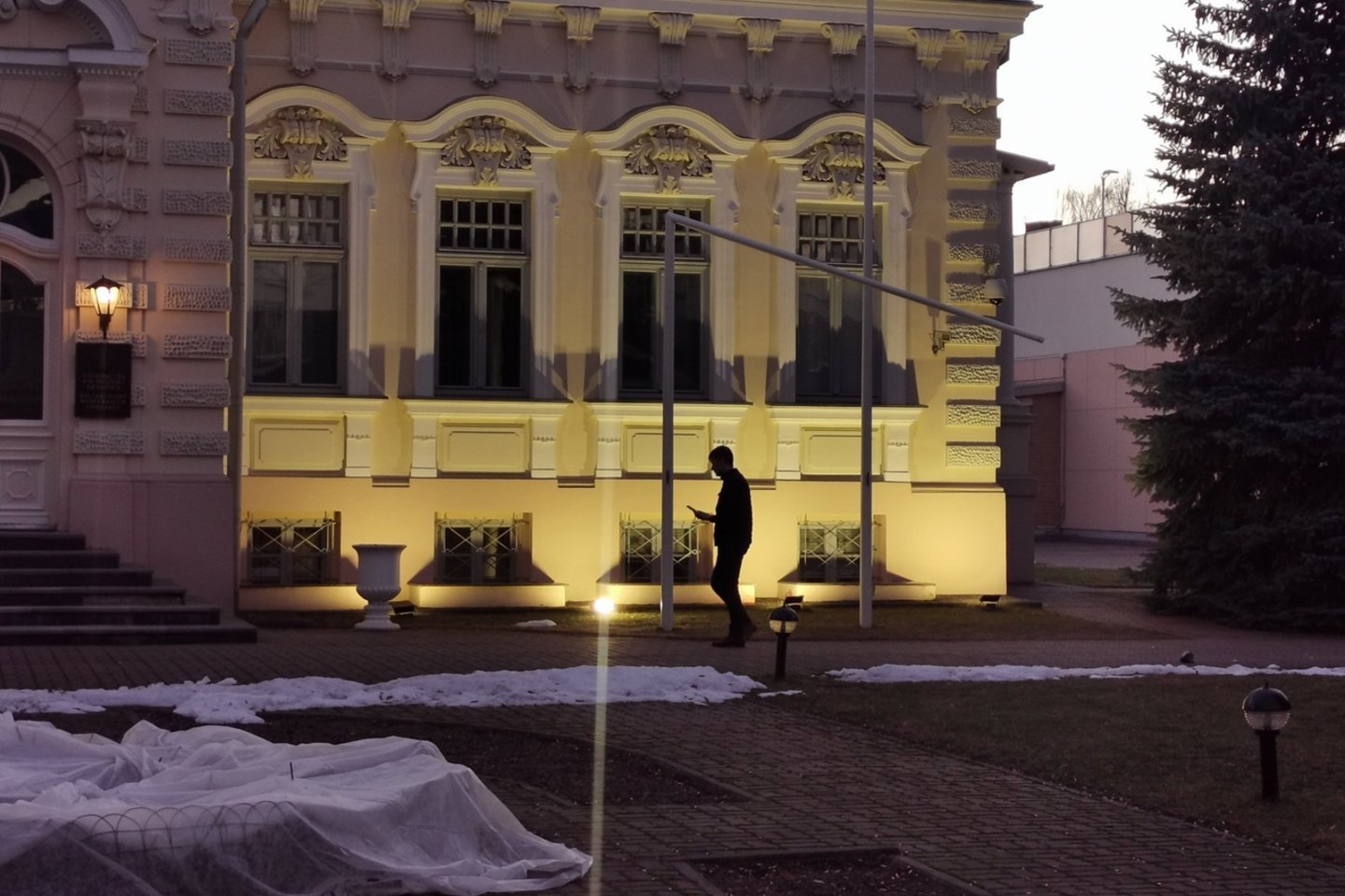  Nubausti į Baltarusijos ambasados teritoriją įsibrovę ir vėliavą sukeitę vyrai.<br> R.Danisevičiaus nuotr.