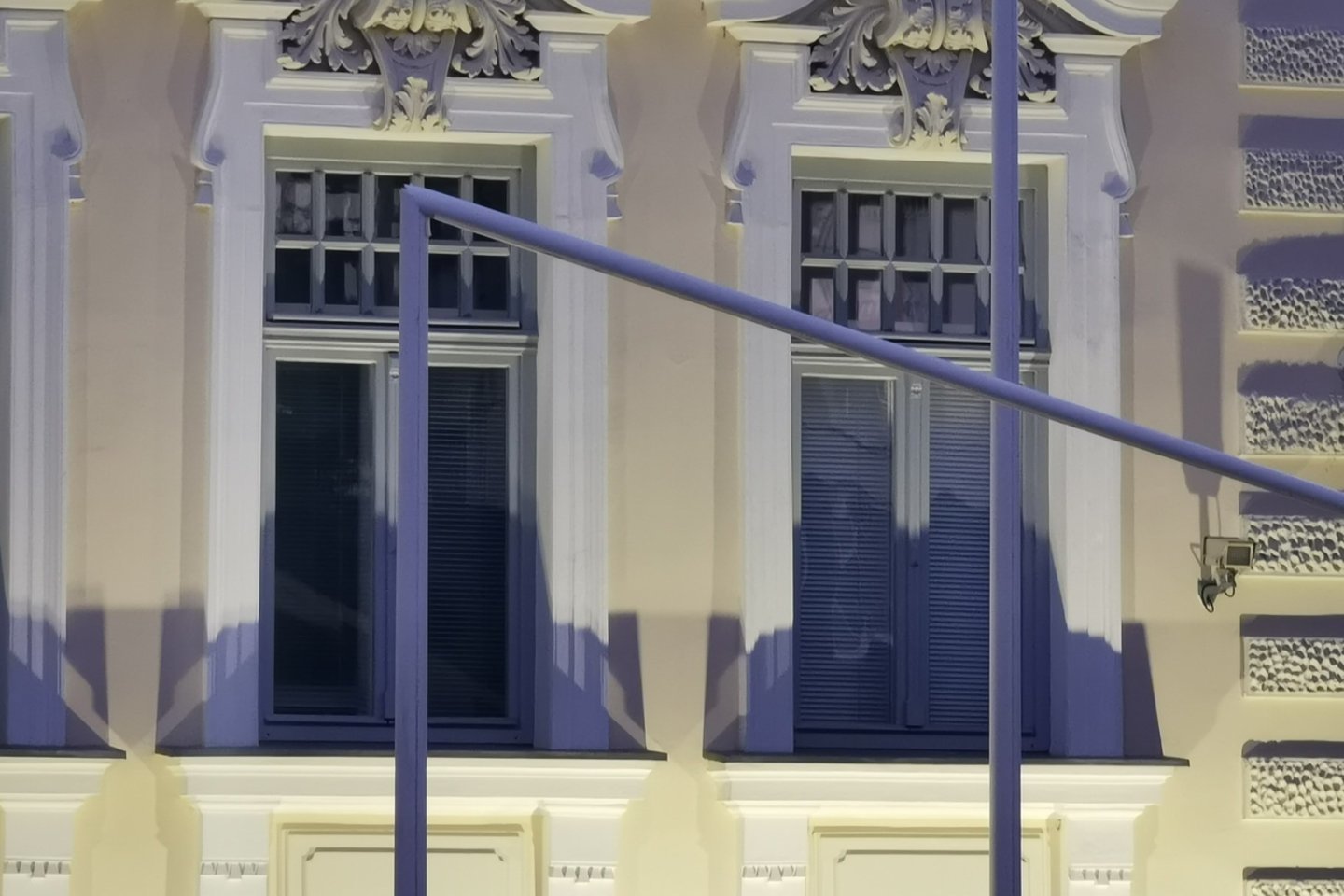  Nubausti į Baltarusijos ambasados teritoriją įsibrovę ir vėliavą sukeitę vyrai.<br> R.Danisevičiaus nuotr.