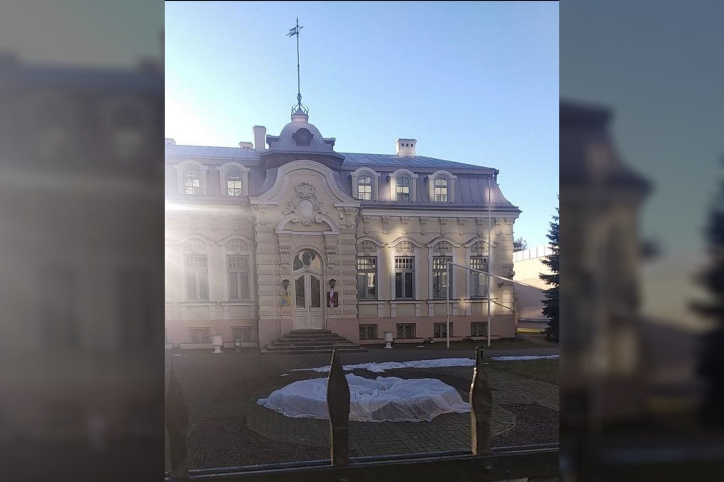  Nubausti į Baltarusijos ambasados teritoriją įsibrovę ir vėliavą sukeitę vyrai.<br> Twitter/Nexta TV nuotr.