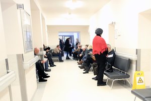 Dukrą pas gydytoją užregistruoti norėjusi Simona nustėro dėl laukimo eilės: greičiau jau vaikas užaugs