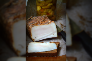 Naminiai sūdyti ar rūkyti lašiniai pagal Renatos receptą: nesigailėsite išbandę