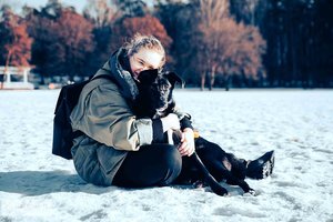 Šaltame tvarte ant vištų mėšlo rasta dviejų mėnesių šunytė stebina savo gerumu