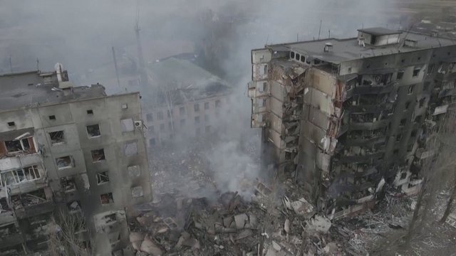 Rusija nesiliauja atakuoti civilių pastatų: netoli Kijevo užfiksuoti rūkstantys daugiaaukščiai namai