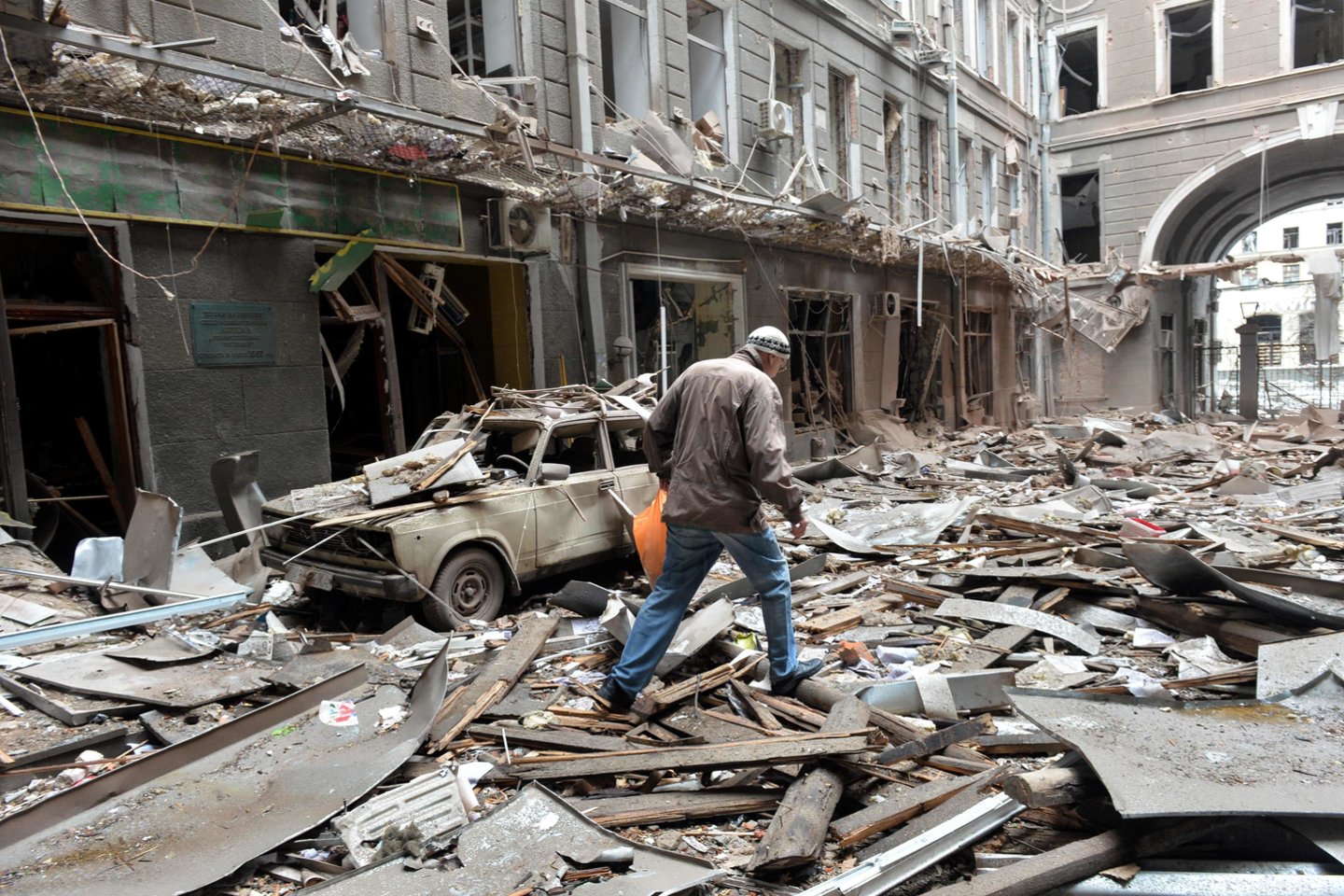 Ukrainos miestai bombarduojami. <br>Scanpix/AFP/S.Boboko nuotr. 