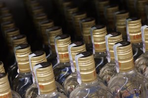 Didžiausia pasaulyje alkoholio gamintoja „Diageo“ stabdo eksportą į Rusija ir Ukrainą