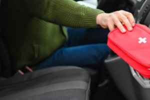 Verslas ragina aukoti pirmosios pagalbos vaistinėles, remti Ukrainoje likusius vaikus