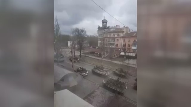 Chersono gyventojas pasidalijo vaizdais, kas dedasi gatvėse: matome tankų eiles