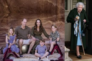 Silpstant Elizabeth II sveikatai, populiarumo taškus renka princas Williamas ir Catherine Middleton