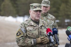 Pabradėje viešintis JAV karinių pajėgų vadas: į Lietuvą atvyks daugiau amerikiečių karių
