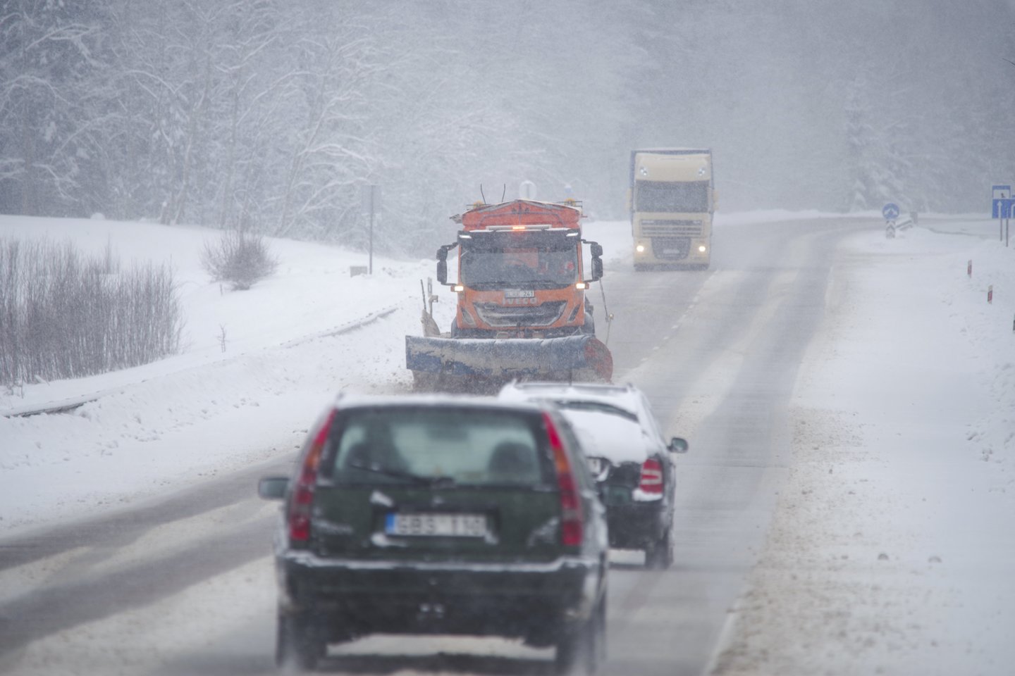 Sudėtingesnės eismo sąlygos pirmadienio rytą susidarė šiaurės rytų, šiaurės ir vakarų Lietuvoje.<br>V.Ščiavinsko nuotr.