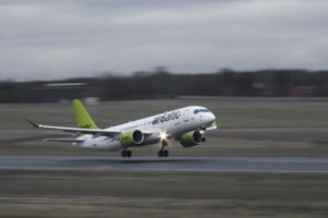 „Air Baltic“ neribotam laikui atsisako Rusijos rinkos – atšaukė visus skrydžius