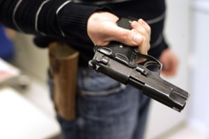 Lietuvoje smarkiai išaugo ginklų paklausa: sandėliai iššluoti, tiekėjai užsakymus rašo į eilę