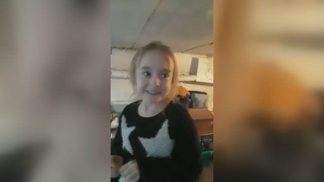 Užfiksuota jautri akimirka: Ukrainos bunkeryje maža mergaitė atliko „Let it go“ dainą