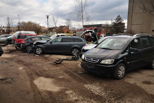 Nevaldomas „Audi“ Mažeikiuose sudaužė 8 stovinčius automobilius, vairuotojas paspruko