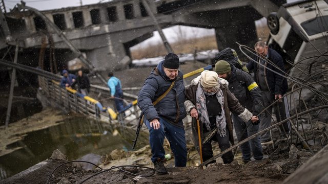 Rusija skelbia atidaranti Ukrainoje kelis humanitarinius koridorius