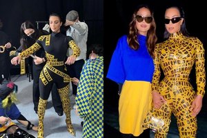 Kim Kardashian ir Salma Hayek palaiko Ukrainą: viena pasipuošė vėliava, o kita apsisuko juosta