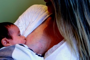 Žindymą palaikanti organizacija skatina nesiųsti į Ukrainą mišinukų: mamos vadina cinizmo viršūne