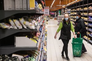Prasidėjus karui lietuviai ištuštino kai kurių prekių lentynas, tačiau dabar maistą perka ne sau, o ukrainiečiams