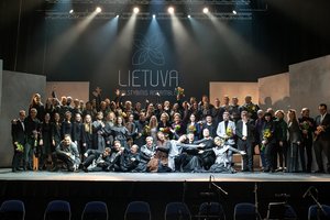 Valstybinio ansamblio „Lietuva“ choras su garsiais atlikėjais pristatė dainą apie naują karą