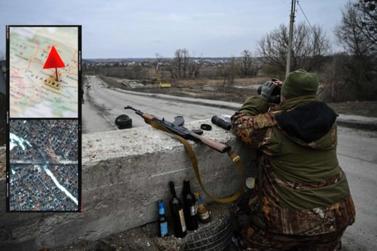  2022 m. kovo 6 d., Ukrainos karyss pro žiūronus žiūri į Stojankos miestą kontrolės punkte kelyje, jungiančiame Stojanką su Kijevu.