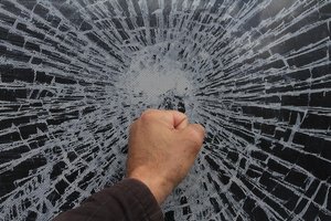 Klaipėdoje nežinomas piktadarys išdaužė prekybos centro durų stiklus