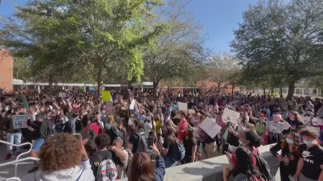 Floridos vidurinės mokyklos moksleiviai protestuoja prieš LGBTQ įstatymo projektą
