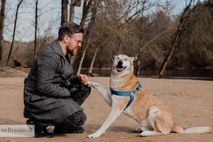 Daug mačiusio šuns norėjusi šeima iš prieglaudos parsivežė aklą ir niekam nereikalingą Plutą