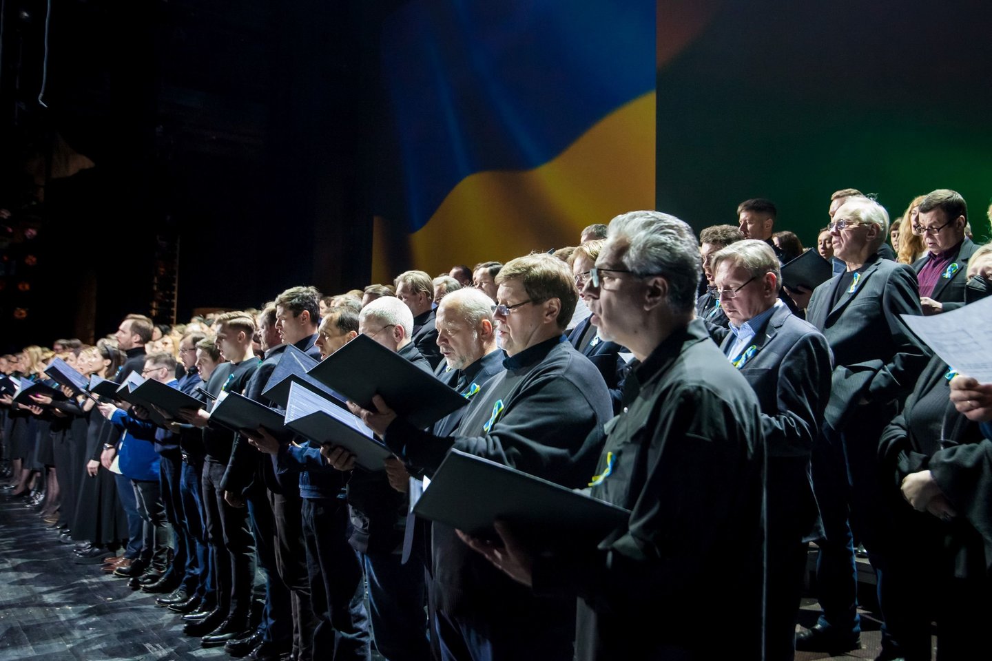  LNOBT artistai atlieka Ukrainos himną.<br> I.Juodytės nuotr.