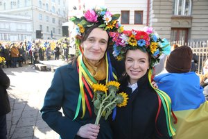 Keli šimtai žmonių susirinko į solidarumo su Ukrainos moterimis akciją