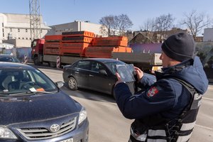 Informuoja, kad dalis vairuotojų sostinėje gaus įspėjimus: patruliuos specialus vilkikas su pareigūnais