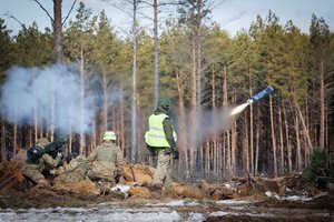 Pabradėje skraidė „Javelin“ raketos ir aidėjo prieštankinių raketų šūviai: tai – pratybų „Stiprus Grifonas 2022“ dalis