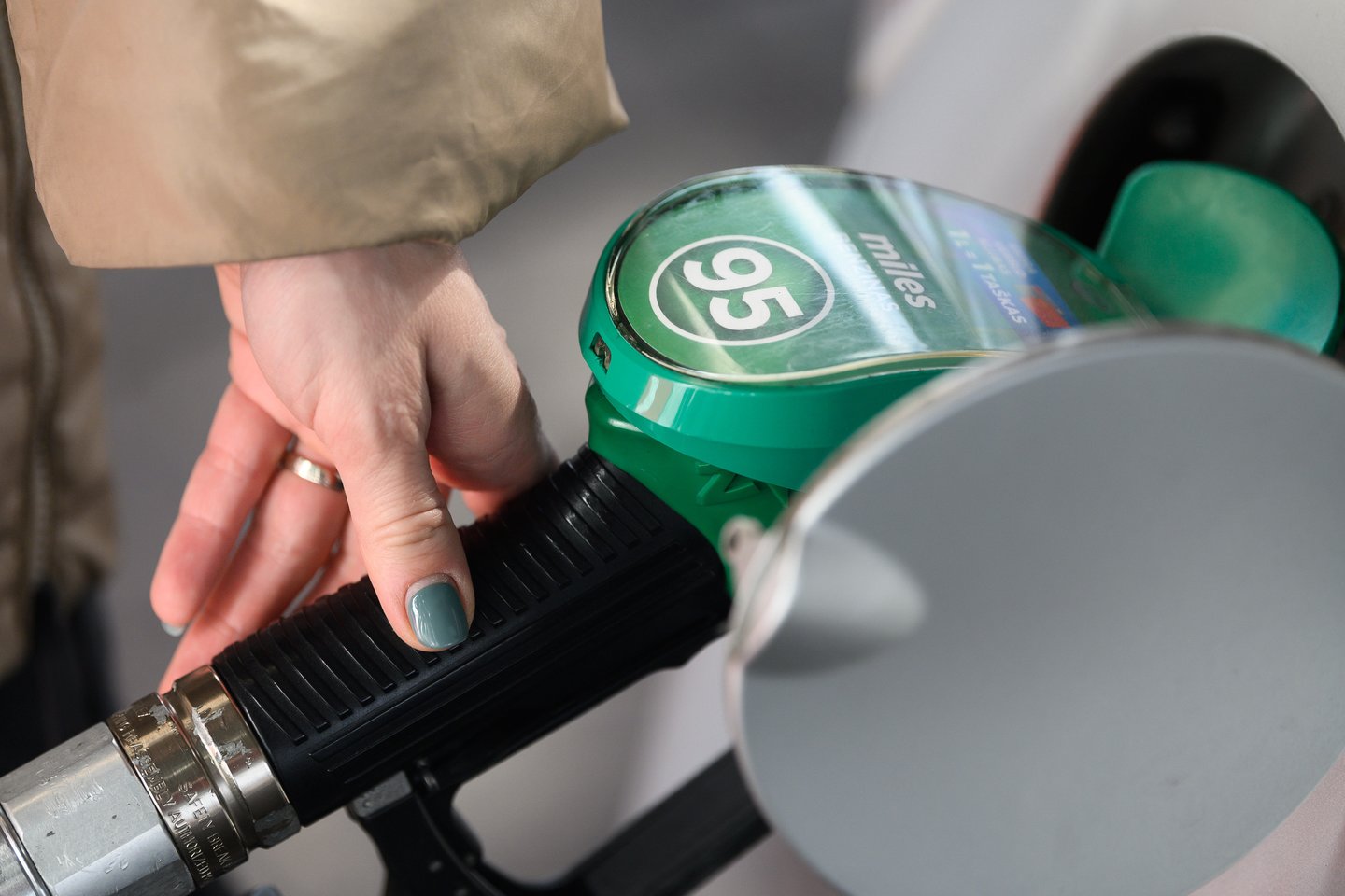 Vairuotojai nesupranta, kodėl degalų kainos kyla taip greitai, tačiau ekspertai tam turi atsakymą.<br>V.Skaraičio nuotr.