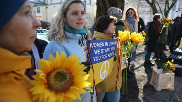 Šalia Ukrainos ambasados – minios saulėgrąžomis nešinų moterų: tikime, kad vieną dieną išaus šviesus rytas
